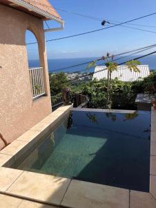 una casa con piscina e vista sull'oceano di Villa Morin a Bernica-les Bas