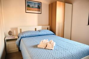 A bed or beds in a room at Mercede Rooms