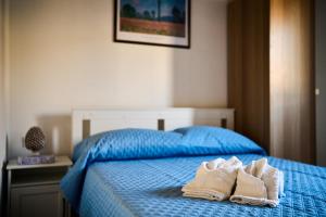 A bed or beds in a room at Mercede Rooms