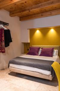Łóżko lub łóżka w pokoju w obiekcie Hotel Poeta Jorge Manrique