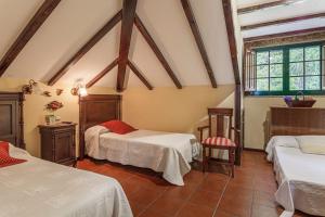 een slaapkamer met 2 bedden in een kamer bij CASA PAZOS-ARBO in Arbo
