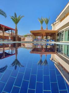 Bazén v ubytování M. Moniatis Hotel nebo v jeho okolí