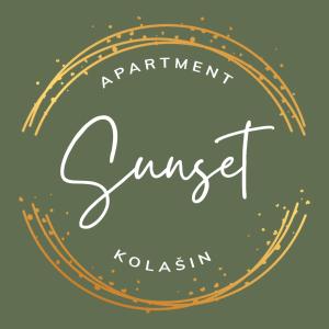 een vector-illustratie van een insigne van een garantiedienst met een gouden cirkel bij Sunset Apartment Kolašin in Kolašin