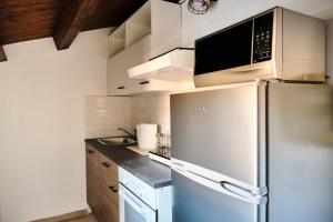 A kitchen or kitchenette at Mercede Rooms Még 33 kép