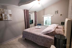 een slaapkamer met een bed met een laptop erop bij Au doux repos in La Gaubretière