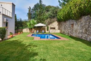 Swimmingpoolen hos eller tæt på Villa Elia by PosarelliVillas