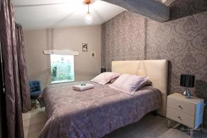 um quarto com uma cama com duas almofadas em Au doux repos em La Gaubretière