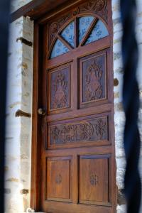 a wooden door with a design on it at Παραδοσιακό Πηλιορείτικο αρχοντικό στη Βυζίτσα- Traditional villa in Vizitsa, Pelion in Vyzitsa