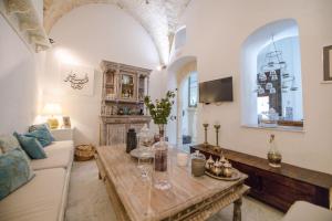 uma sala de estar com uma mesa e um sofá em Dar Benti em Monastir