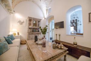 a living room with a table and a couch at Dar Benti in Monastir