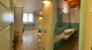 a bathroom with a sink and a mirror at B&b Domo La Laguna in Càbras +44 photos
