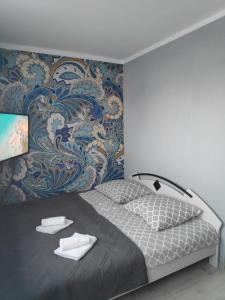 sypialnia z łóżkiem z dwoma białymi ręcznikami w obiekcie Pokoje gościnne Moli w Łebie