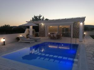 Басейн в Villa Despina або поблизу
