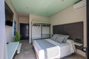 ein Schlafzimmer mit einem großen Bett in einem Zimmer in der Unterkunft ON The Residence in Matalascañas