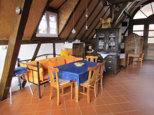 salon ze stołem i kanapą w obiekcie Gîte des Chateaux-forts w mieście Obersteinbach