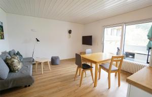 - un salon avec une table et un canapé dans l'établissement Höllkopf - Stubenhof, Black Forest, à Simonswald