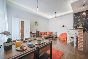 una sala de estar con una mesa con platos. en Design Home @ Rumbach, en Budapest