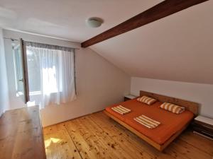 Posteľ alebo postele v izbe v ubytovaní Apartments Larisa