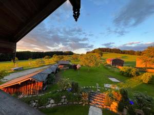 een luchtzicht op een boerderij met een gebouw bij Schusterhof in Bergen