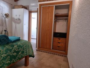 1 dormitorio con 1 cama y vestidor con espejo en Cabanas de Tavira Unique, Luxury 2,5 bedroom House 50 meters to the water en Cabanas de Tavira