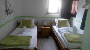Cama o camas de una habitación en Pension Zur Post