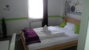 Кровать или кровати в номере Pension Zur Post