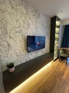 TV a/nebo společenská místnost v ubytování Brand-New Luxurious Suite near Mall of Istanbul - Gul 96