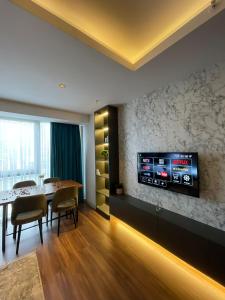 TV a/nebo společenská místnost v ubytování Brand-New Luxurious Suite near Mall of Istanbul - Gul 96