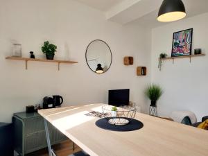 um quarto com uma mesa e um espelho na parede em Confortable T2 sur les rives de la Charente em Angoulême