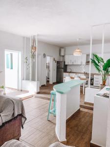 eine Küche und ein Wohnzimmer mit einer blauen Arbeitsplatte in der Unterkunft GreenTree House in Corralejo