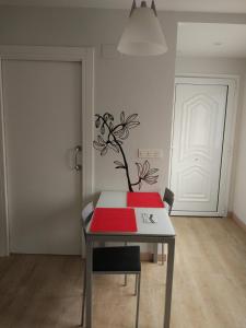 una mesa con una planta encima en una habitación en Bonito Loft en Ermua. Cómodo y funcional. en Ermua