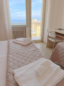 Postel nebo postele na pokoji v ubytování Hotel Ambassador