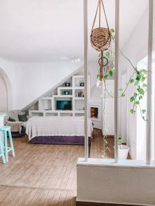 um quarto com uma cama num quarto branco em GreenTree House em Corralejo