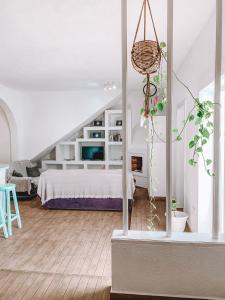 Un dormitorio con una cama en una habitación blanca. en GreenTree House, en Corralejo