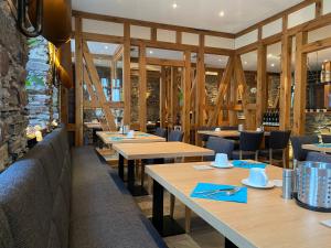 um restaurante com mesas de madeira e guardanapos azuis em MOSELTEL Ernst,Cochem em Ernst