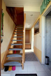 eine Wendeltreppe in einem Zimmer mit Schuhen auf dem Boden in der Unterkunft Ferienhaus beim Imker in Marienberg