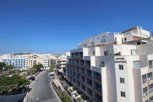 - une vue sur une rue de la ville et un bâtiment dans l'établissement BF RESIDENCE, à San Pawl il-Baħar