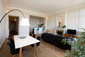 een woonkamer met een bank en een tafel bij Appartement sur les quais de Bordeaux in Bordeaux