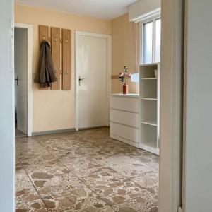 a room with a hallway with a door and a window at Bungalow im Kiefernwald direkt an der Ostsee (a) in Ostseebad Karlshagen