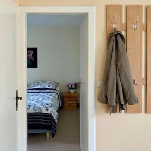 a room with a bedroom with a bed and a door at Bungalow im Kiefernwald direkt an der Ostsee (a) in Ostseebad Karlshagen