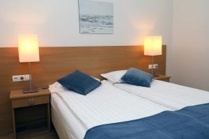En eller flere senge i et værelse på Arctic Comfort Hotel