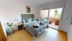 ein Schlafzimmer mit einem Bett und einem Balkon in der Unterkunft Casa Espliego P-A Murcia Holiday Rentals Property in Torre-Pacheco + 12 Fotos