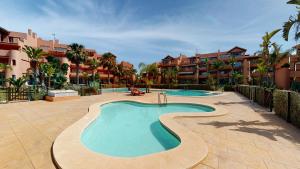 ein Pool im Innenhof mit einigen Apartments in der Unterkunft Casa Espliego P-A Murcia Holiday Rentals Property in Torre-Pacheco