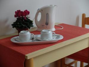 Příslušenství pro přípravu čaje a kávy v ubytování Residence Geranio