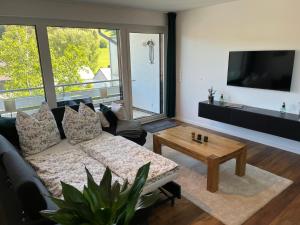 ein Wohnzimmer mit einer Couch und einem Tisch in der Unterkunft Fewo Bergperle in Willingen