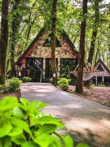 eine Blockhütte im Wald mit Bäumen in der Unterkunft Meselik Park Bungalov in Sapanca