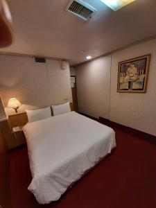 Tempat tidur dalam kamar di Long Cherng Hotel