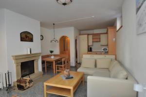 ein Wohnzimmer mit einem Sofa und einem Kamin in der Unterkunft Apartments-Weberlandl in Wagrain