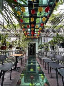 um restaurante com piscina, cadeiras e luzes em Paris Of Dragon Bay em Ha Long