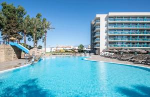 濱海羅克塔斯的住宿－Hotel Roquetas El Palmeral by Pierre & Vacances，酒店前方的游泳池设有滑梯